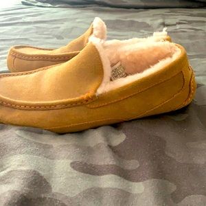 Men’s UGG slippers size 11